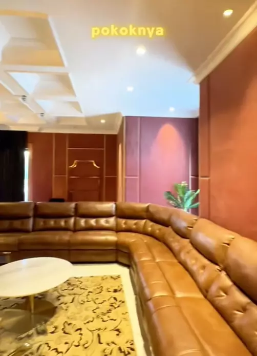 potret rumah mewah Reza Gladys bak istana berlapis marmer © 2024 brilio.net