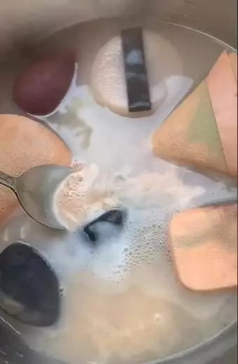 Trik MUA bersihkan spons makeup kotor Berbagai sumber