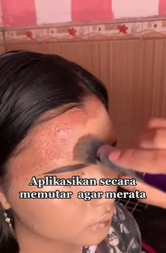 Transformasi makeup wanita wajah kemerahan breakout TikTok