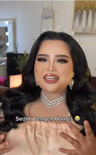 Transformasi makeup wanita dengan tubuh berisi  berbagai sumber