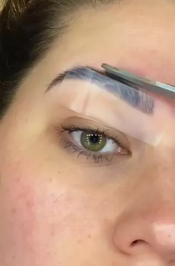 Trik mama muda mencukur alis TikTok