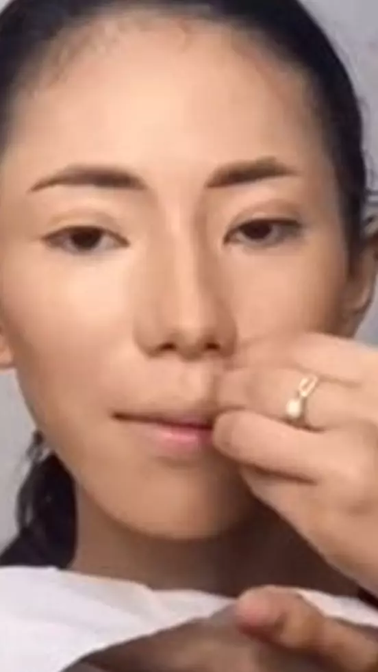 Transformasi makeup wanita wajah kering dan mengelupas ini hasilnya flawless nggak bikin crack © 2024 brilio.net Transformasi makeup wanita wajah kering dan mengelupas ini hasilnya flawless nggak bikin crack © 2024 brilio.net