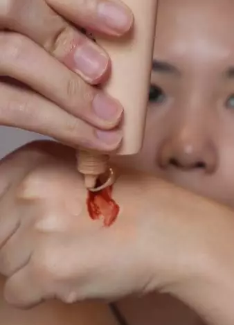 Trik pakai blush on di wajah berjerawat TikTok