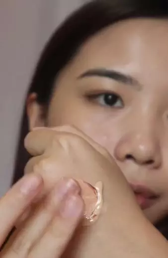 Trik pakai blush on di wajah berjerawat TikTok