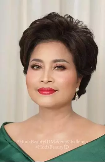 Transformasi makeup wanita paruh baya penuh flek TikTok