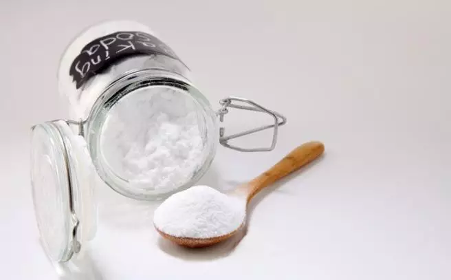 Hilangkan noda kekuningan pada gigi Berbagai sumber