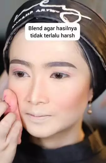 Aplikasikan kontur atasi wajah bulat ala MUA TikTok