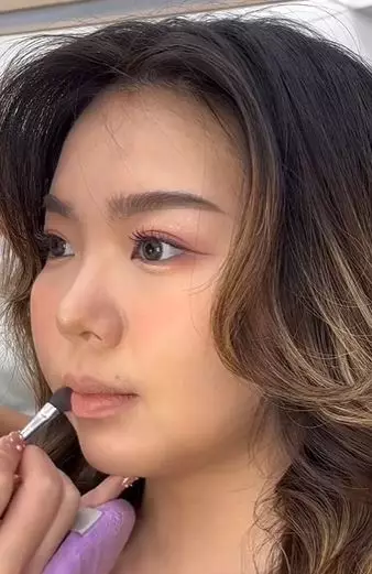 Transformasi makeup wanita berpipi chubby TikTok
