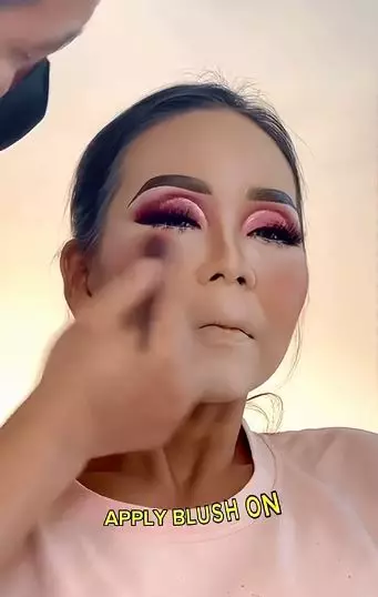 Transformasi makeup wanita paruh baya wajah penuh flek hitam berbagai sumber