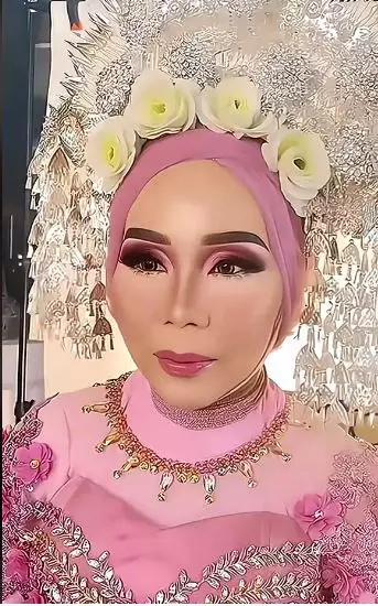 Transformasi makeup wanita paruh baya wajah penuh flek hitam berbagai sumber