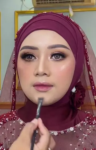Penempatan pengaplikasian highlighter ala MUA TikTok Penempatan pengaplikasian highlighter ala MUA TikTok