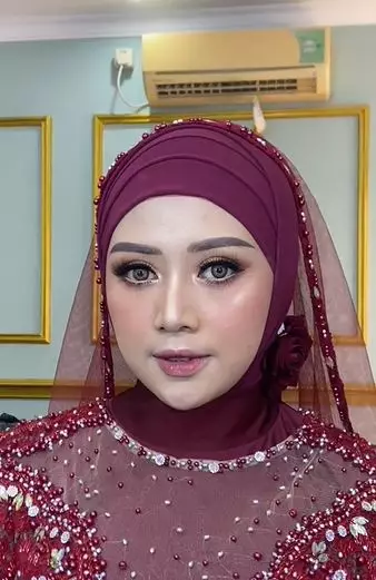 Penempatan pengaplikasian highlighter ala MUA TikTok Penempatan pengaplikasian highlighter ala MUA TikTok