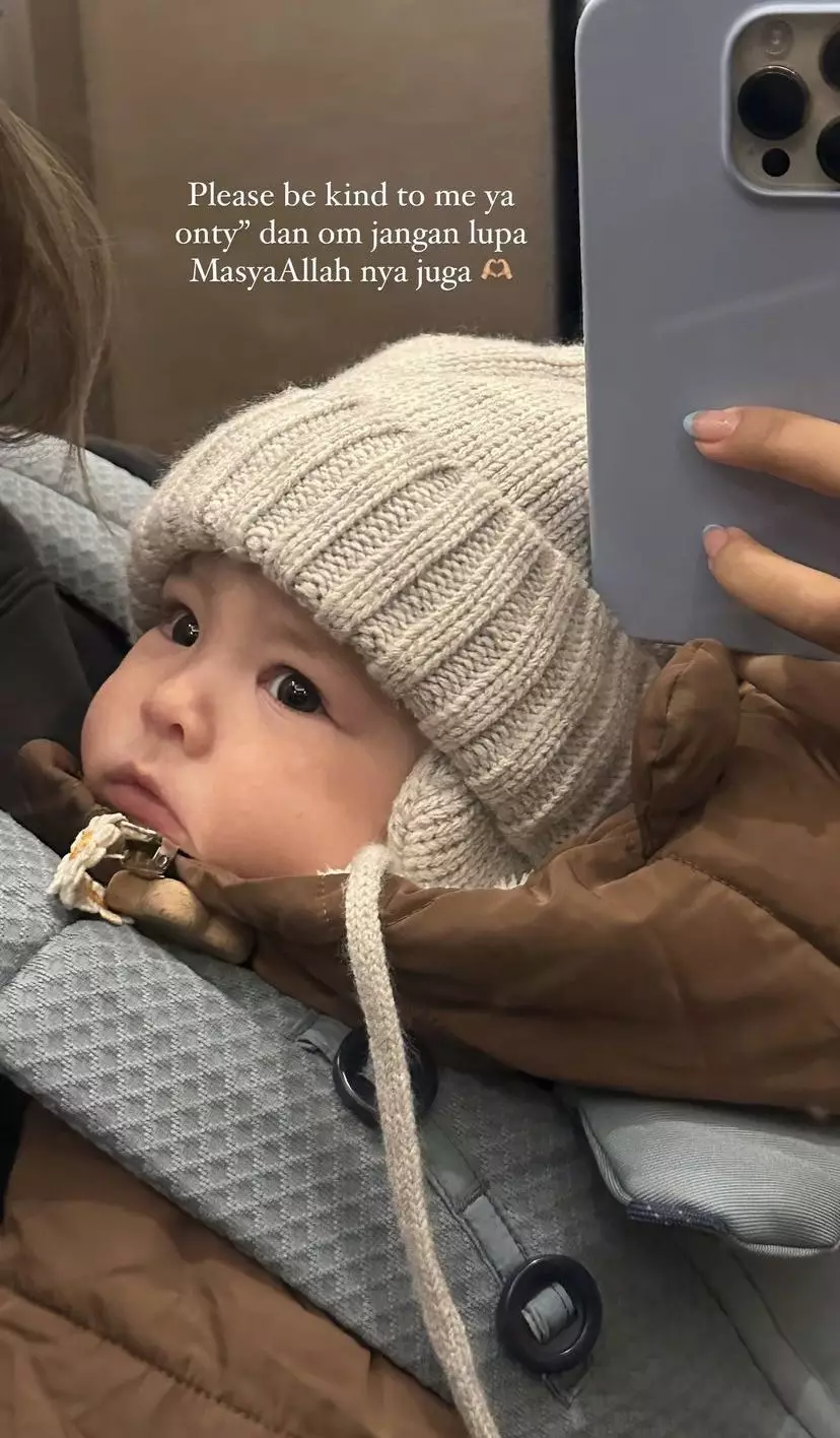 wajah anak jennifer coppen © Instagram