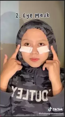 Cara mencerahkan wajah pakai air mawar  berbagai sumber