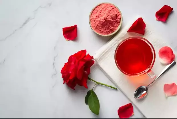 Cara mencerahkan wajah pakai air mawar  berbagai sumber