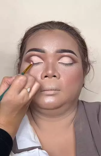 Transformasi makeup wanita wajah bulat tembam TikTok Transformasi makeup wanita wajah bulat tembam TikTok
