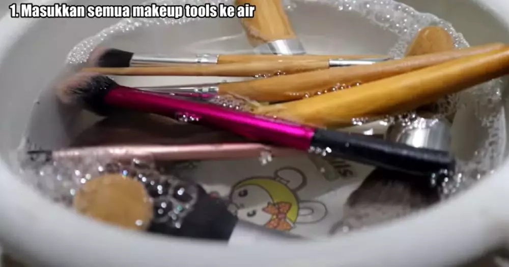beauty vlogger ini tunjukkan cara bersihkan alat makeup pakai 1 bahan dapur © 2024 brilio.net beauty vlogger ini tunjukkan cara bersihkan alat makeup pakai 1 bahan dapur © 2024 brilio.net