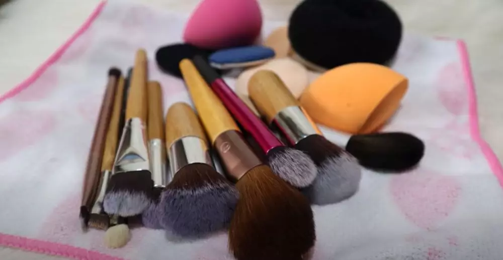 beauty vlogger ini tunjukkan cara bersihkan alat makeup pakai 1 bahan dapur © 2024 brilio.net beauty vlogger ini tunjukkan cara bersihkan alat makeup pakai 1 bahan dapur © 2024 brilio.net