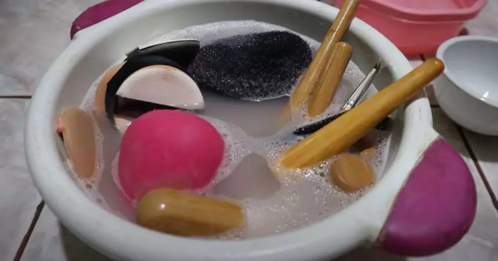 beauty vlogger ini tunjukkan cara bersihkan alat makeup pakai 1 bahan dapur © 2024 brilio.net beauty vlogger ini tunjukkan cara bersihkan alat makeup pakai 1 bahan dapur © 2024 brilio.net