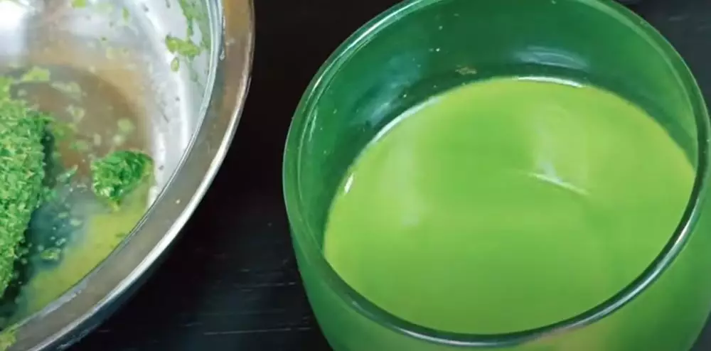 Trik menyamarkan flek hitam pakai 1 jenis daun © 2024 brilio.net Trik menyamarkan flek hitam pakai 1 jenis daun © 2024 brilio.net