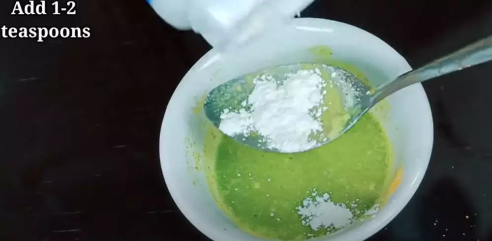 Trik menyamarkan flek hitam pakai 1 jenis daun © 2024 brilio.net Trik menyamarkan flek hitam pakai 1 jenis daun © 2024 brilio.net