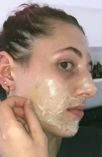 Bersihkan pori-pori wajah agar lebih mengecil Berbagai sumber