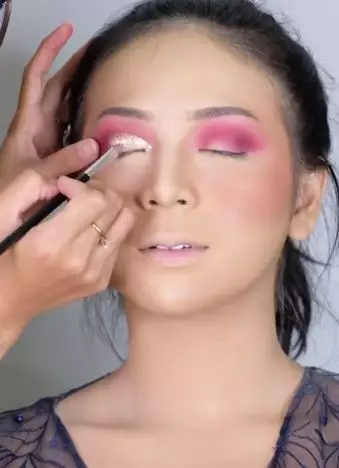 Transformasi makeup wanita kantung mata hitam TikTok