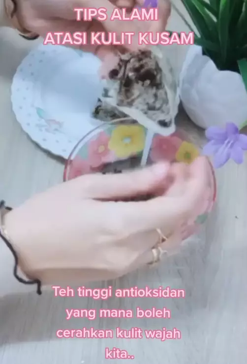 Trik cerahkan kulit kusam pakai madu dicampur 1 ampas minuman © 2024 brilio.net Trik cerahkan kulit kusam pakai madu dicampur 1 ampas minuman © 2024 brilio.net