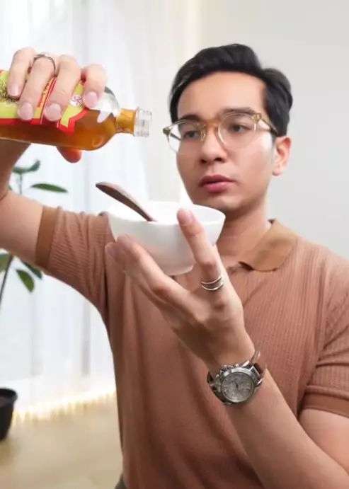 pria ini tunjukkan cara pudarkan mata panda © 2024 brilio.net