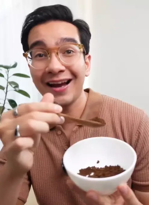 pria ini tunjukkan cara pudarkan mata panda © 2024 brilio.net