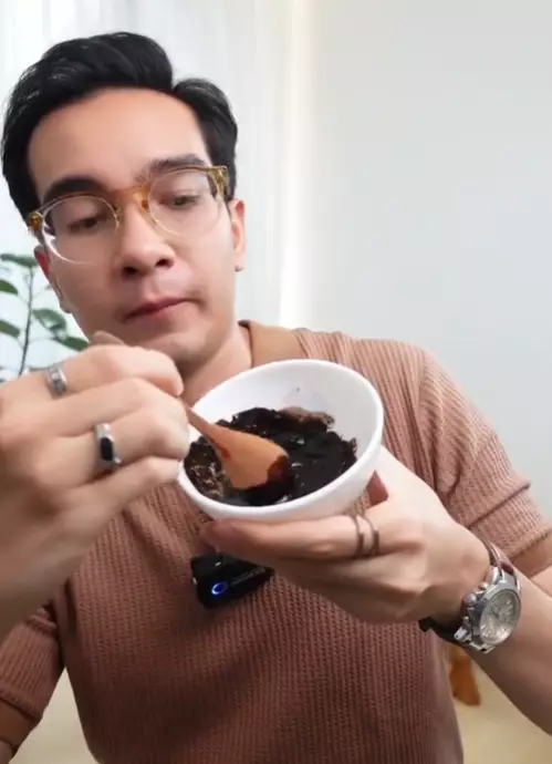 pria ini tunjukkan cara pudarkan mata panda © 2024 brilio.net