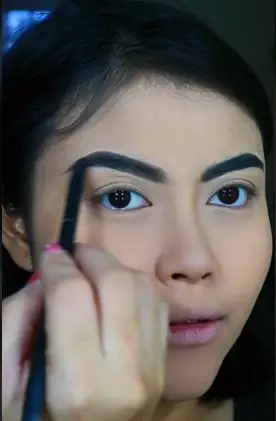 Transformasi makeup wanita rias wajah jadi Ivan Gunawan berbagai sumber