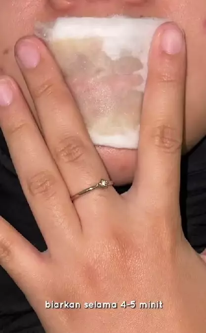 Atasi bibir kering dan gelap 2 bahan alami TikTok Atasi bibir kering dan gelap 2 bahan alami TikTok