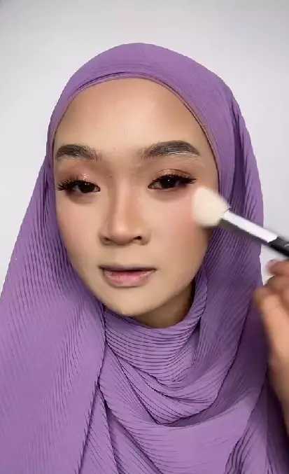 Wanita berkulit sawo matang recreate makeup Inara Rusli TikTok