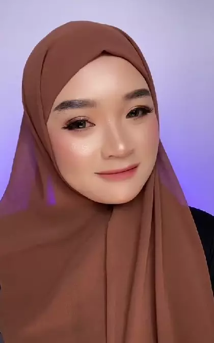 Wanita berkulit sawo matang recreate makeup Inara Rusli TikTok