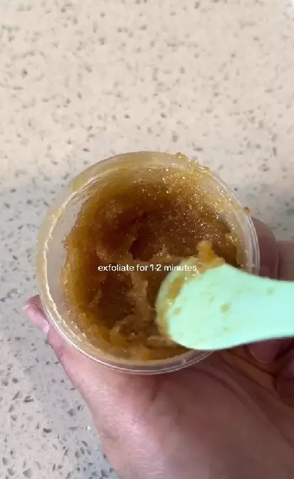 Beauty enthusiast bersihkan komedo di hidung TikTok