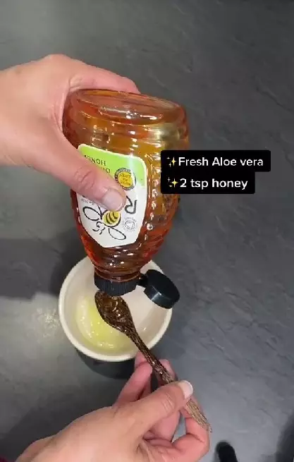 Atasi wajah kering pakai madu dicampur 2 bahan dapur TikTok