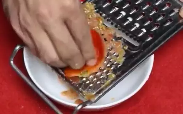 Konten kreator putihkan gigi kuning pakai tomat TikTok