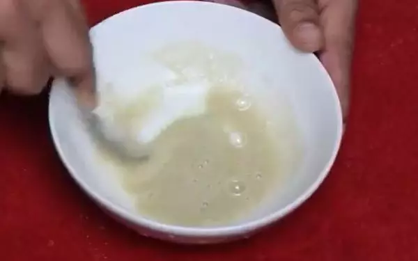 Konten kreator putihkan gigi kuning pakai tomat TikTok