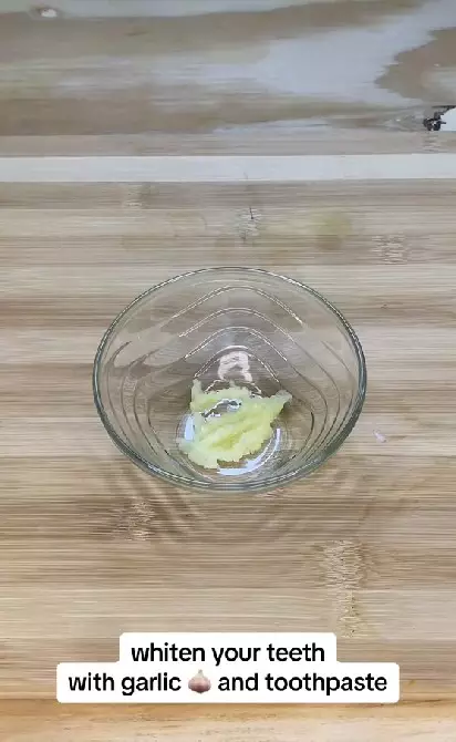 Memutihkan gigi kuning dan berkarang 3 bahan dapur TikTok Memutihkan gigi kuning dan berkarang 3 bahan dapur TikTok