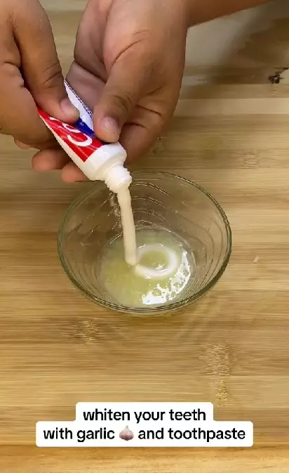 Memutihkan gigi kuning dan berkarang 3 bahan dapur TikTok Memutihkan gigi kuning dan berkarang 3 bahan dapur TikTok