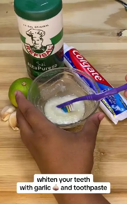 Memutihkan gigi kuning dan berkarang 3 bahan dapur TikTok Memutihkan gigi kuning dan berkarang 3 bahan dapur TikTok