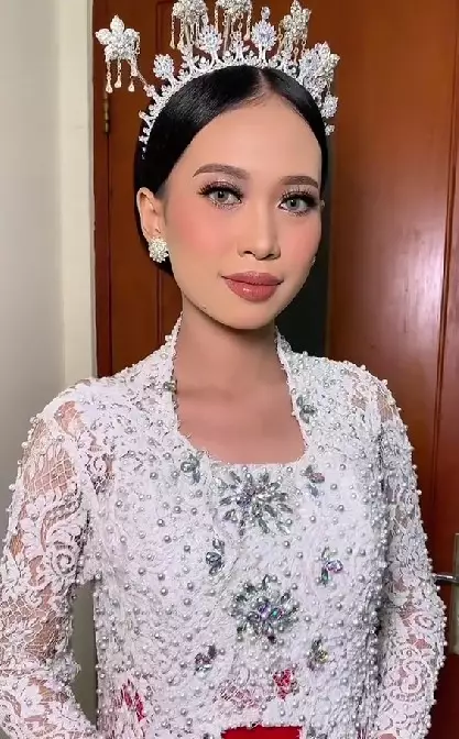 Transformasi makeup mata panda menghitam bak permaisuri TikTok Transformasi makeup mata panda menghitam bak permaisuri TikTok