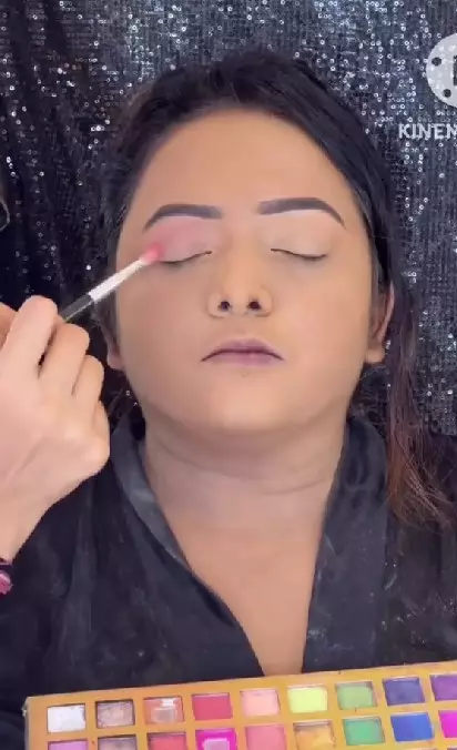 Transformasi makeup bermata panda jadi barbie curvy TikTok Transformasi makeup bermata panda jadi barbie curvy TikTok