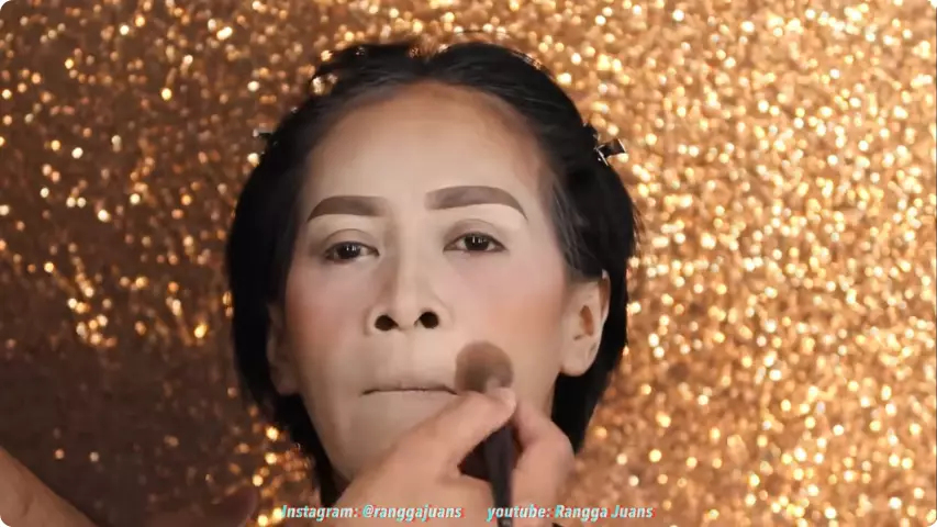 wajah emak-emak bermata panda berbagai sumber