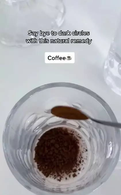 Cewek pudarkan mata panda pakai kopi TikTok