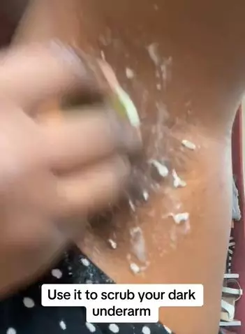 Wanita atasi ketiak hitam dengan 2 bahan dapur TikTok Wanita atasi ketiak hitam dengan 2 bahan dapur TikTok