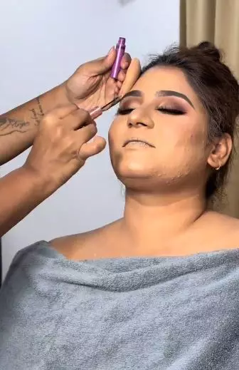 Wanita wajah berjerawat dirias bak ratu India TikTok Wanita wajah berjerawat dirias bak ratu India TikTok