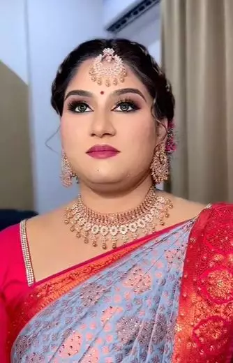Wanita wajah berjerawat dirias bak ratu India TikTok Wanita wajah berjerawat dirias bak ratu India TikTok