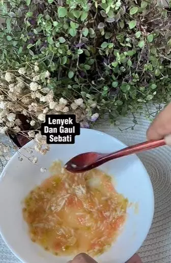 Putihkan gigi kuning berkerak tomat bawang putih TikTok